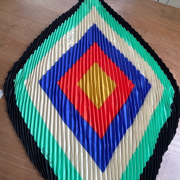 Gucci pleated silk scarf - Picture 9 of 10